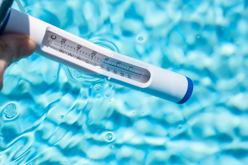 thermometer in water with bubbles