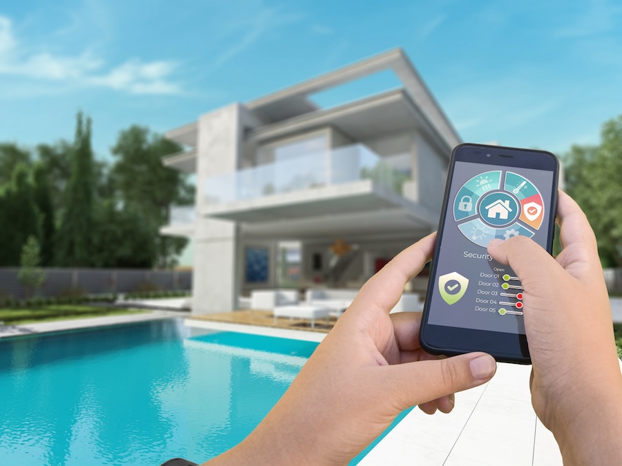 External view of a contemporary house with pool